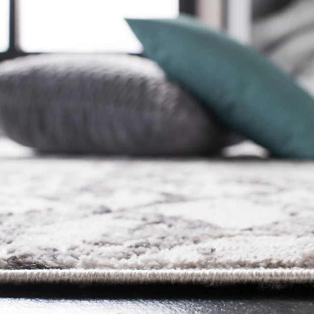 Safavieh Amelia 700 4'-0" x 6'-0" Rug in Grey / Light Grey