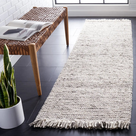 Safavieh Natura 2'-3" x 8'-0" Rug in Grey / Black