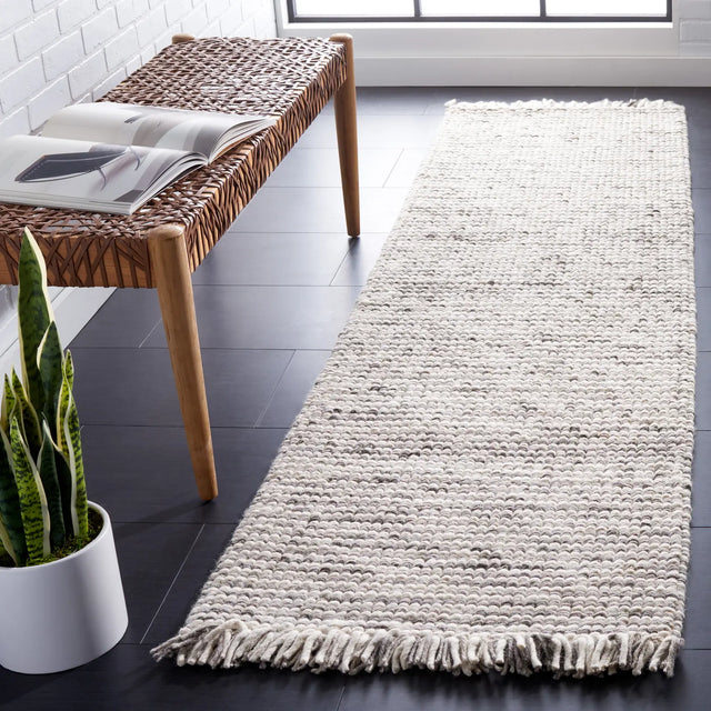 Safavieh Natura 2'-3" x 8'-0" Rug in Grey / Black