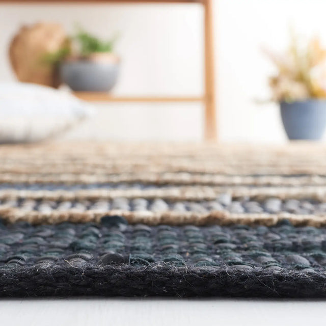 Safavieh Vintage Leather 4'-0" x 6'-0" Rug in Black / Natural