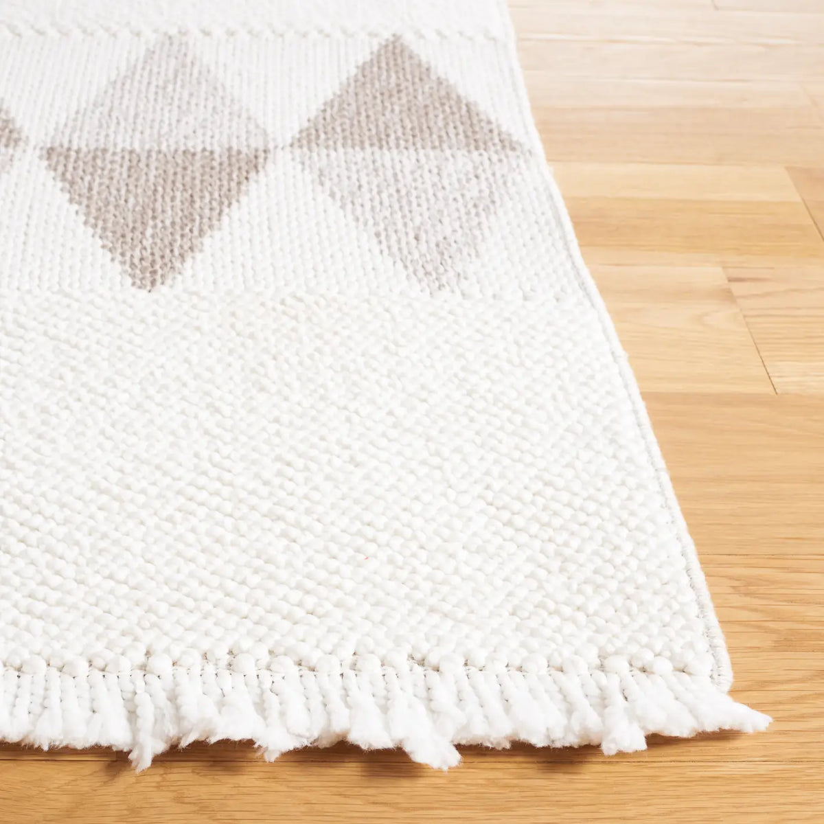 Safavieh Lotus 4'-0" x 6'-0" Rug in Ivory / Beige