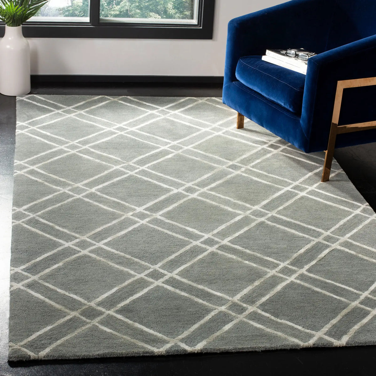 Safavieh Himalaya 4'-0" x 6'-0" Rug in Dark Grey / Ivory