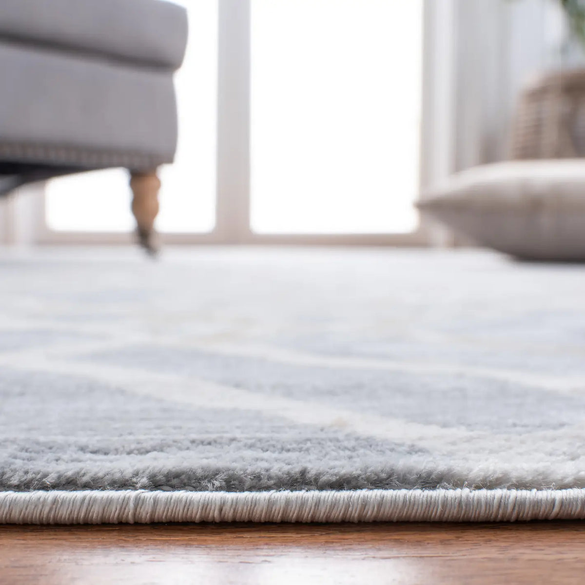Safavieh Martha Stewart Isabella 4'-0" x 6'-0" Rug in Silver / Ivory