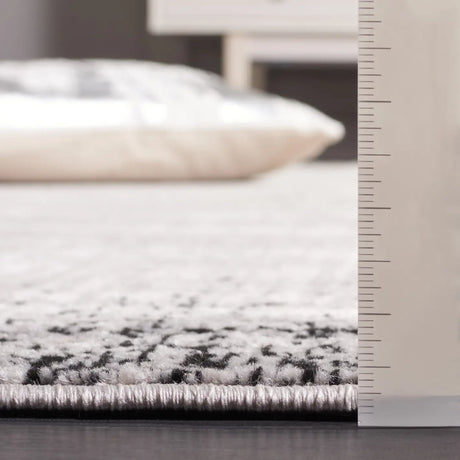 Safavieh Skyler 4'-0" x 6'-0" Rug in Ivory Grey / Black