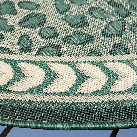 Safavieh Courtyard 6'-7" x 6'-7" Rug in Dark Green / Ivory