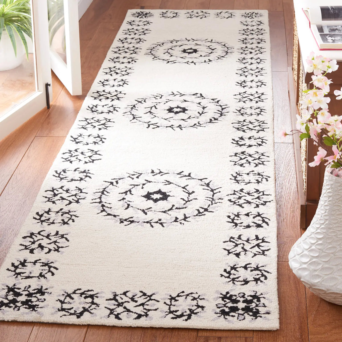 Safavieh Empire 2'-3" x 9'-0" Rug in Ivory / Black