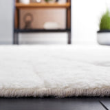 Safavieh Manhattan 4'-0" x 6'-0" Rug in Ivory / Beige