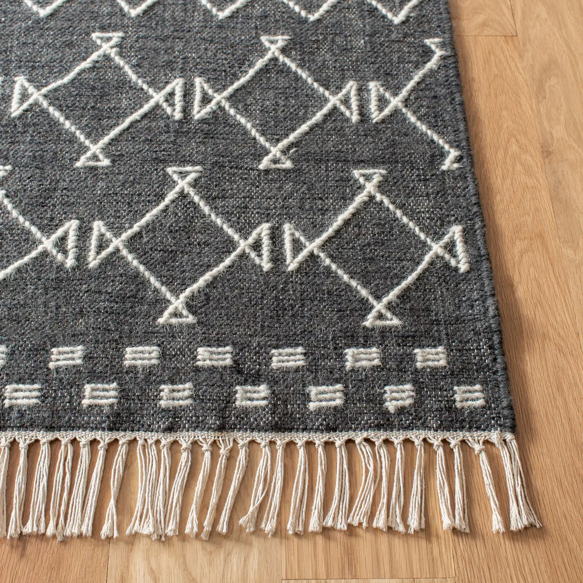Safavieh Kilim 4'-0" x 6'-0" Rug in Charcoal / Ivory