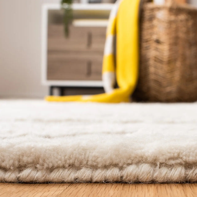 Safavieh Manhattan 4'-0" x 6'-0" Rug in Beige / Ivory