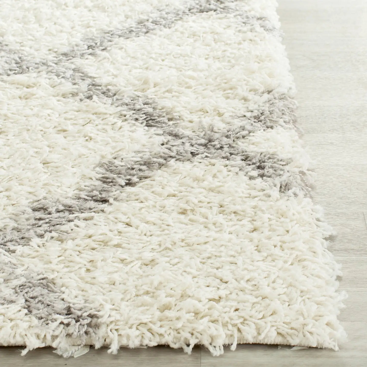 Safavieh Sgd-Dallas Shag 2'-3" x 10'-0" Rug in Ivory / Grey
