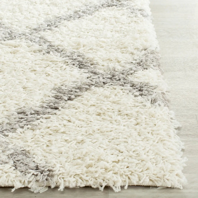 Safavieh Sgd-Dallas Shag 2'-3" x 10'-0" Rug in Ivory / Grey