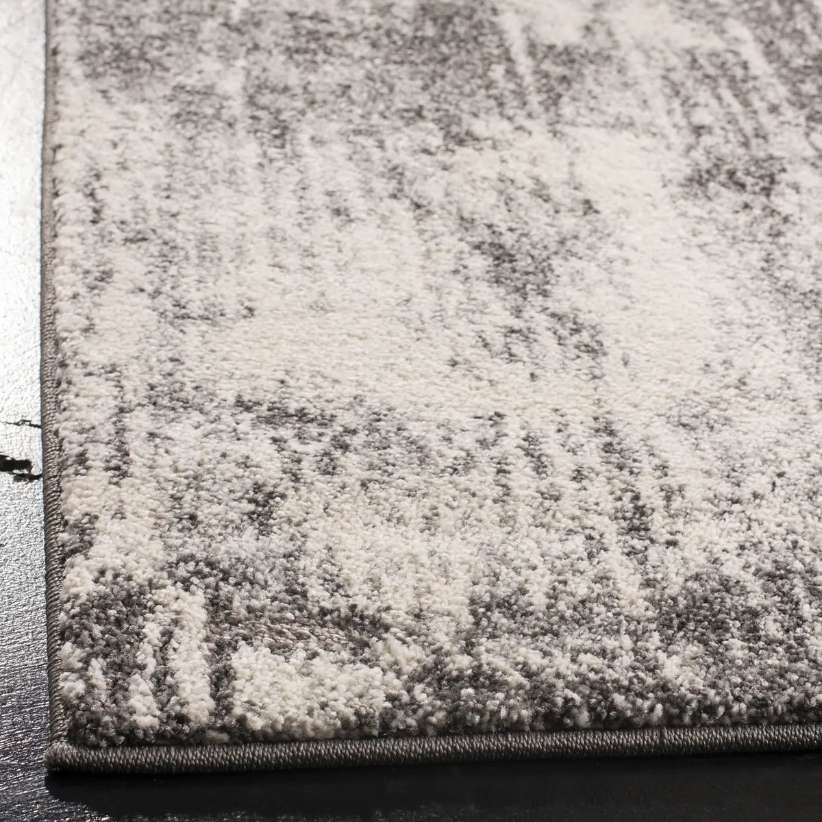 Safavieh Spirit 100 4'-0" x 6'-0" Rug in Dark Grey / Ivory