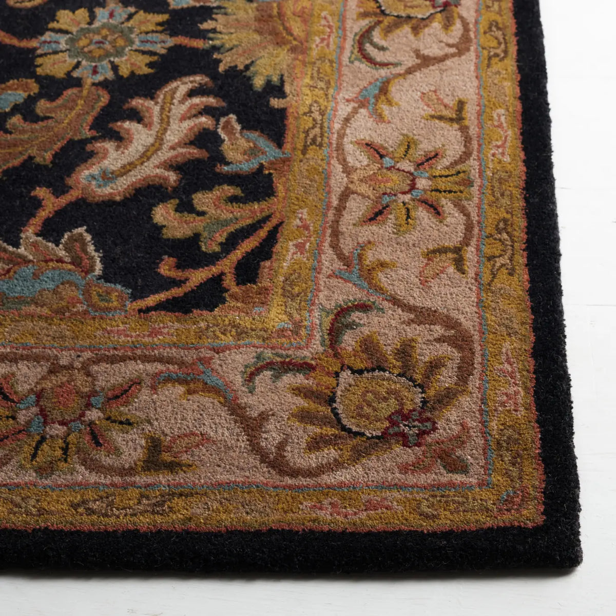 Safavieh Heritage 4'-0" x 6'-0" Rug in Black / Beige