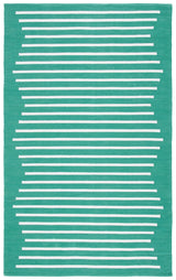 Safavieh Montauk 4'-0" x 6'-0" Rug in Dark Green / Ivory
