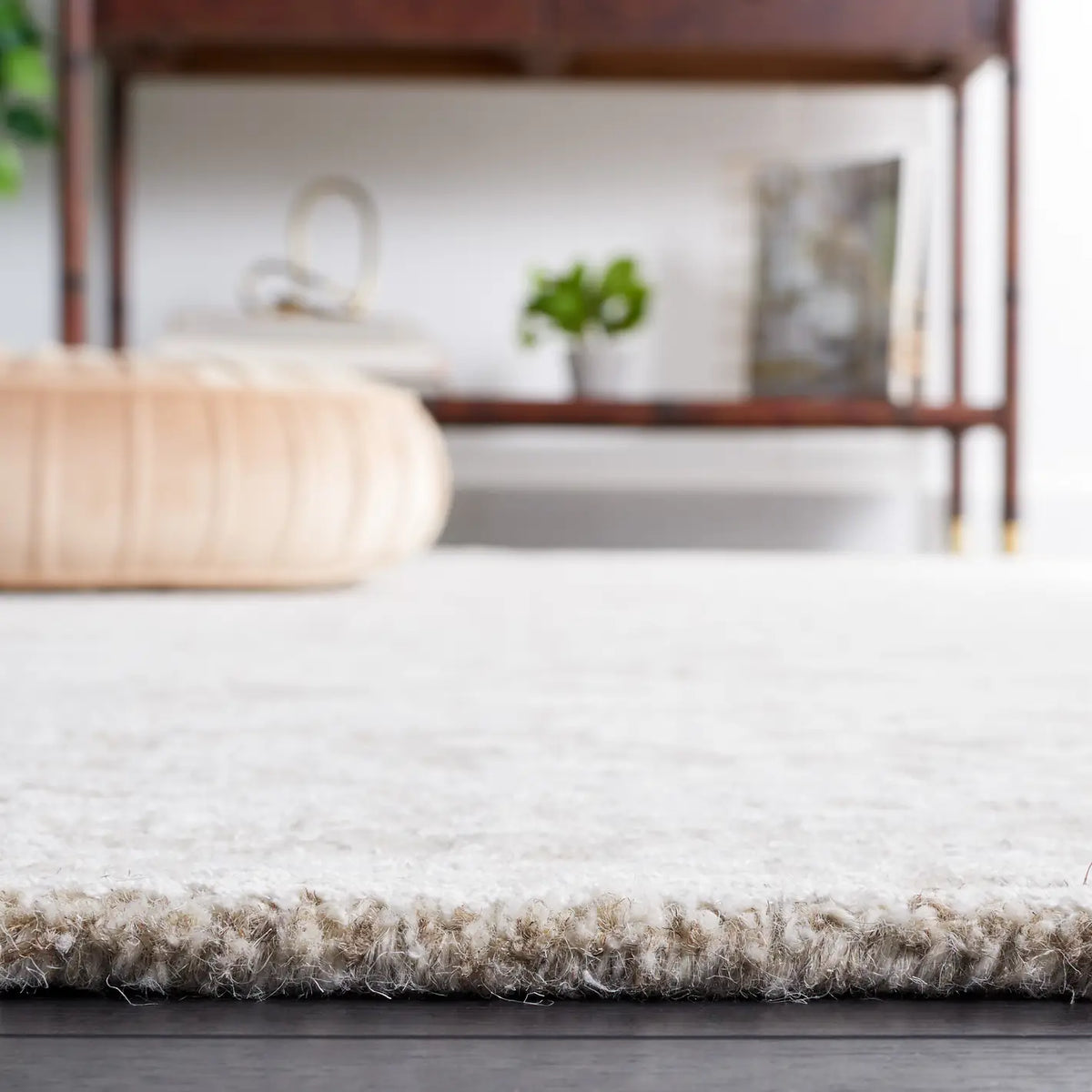 Safavieh Glamour 4'-0" x 6'-0" Rug in Natural / Ivory
