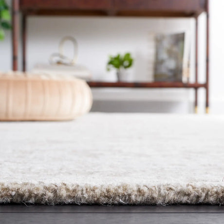 Safavieh Glamour 4'-0" x 6'-0" Rug in Natural / Ivory