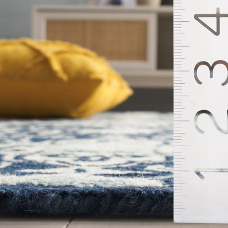 Safavieh Roslyn 4'-0" x 6'-0" Rug in Navy / Light Blue