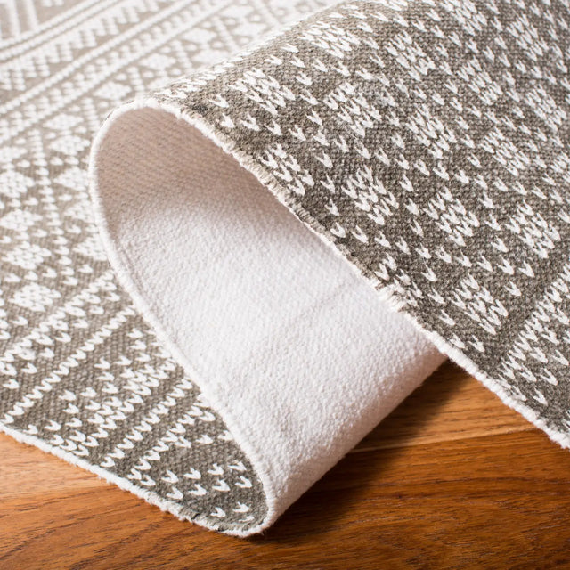Safavieh Cedar Brook 5'-0" x 8'-0" Rug in Grey / Ivory