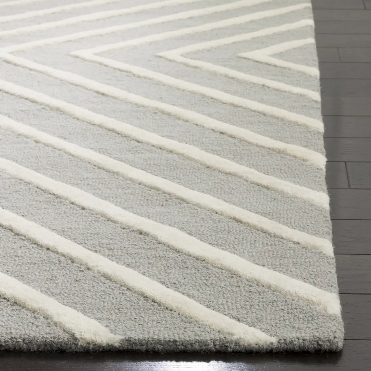 Safavieh Safavieh Kids 5'-0" x 7'-0" Rug in Grey / Ivory