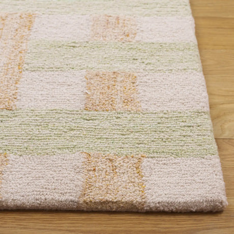 Safavieh Genre 4'-0" x 6'-0" Rug in Green / Ivory