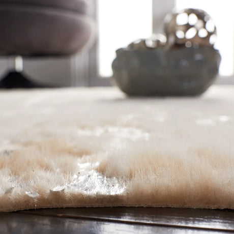 Safavieh Faux Cowhide 5'-0" x 6'-5" Rug in Beige / Silver