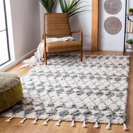 Safavieh Casablanca 4'-0" x 6'-0" Rug in Ivory / Grey