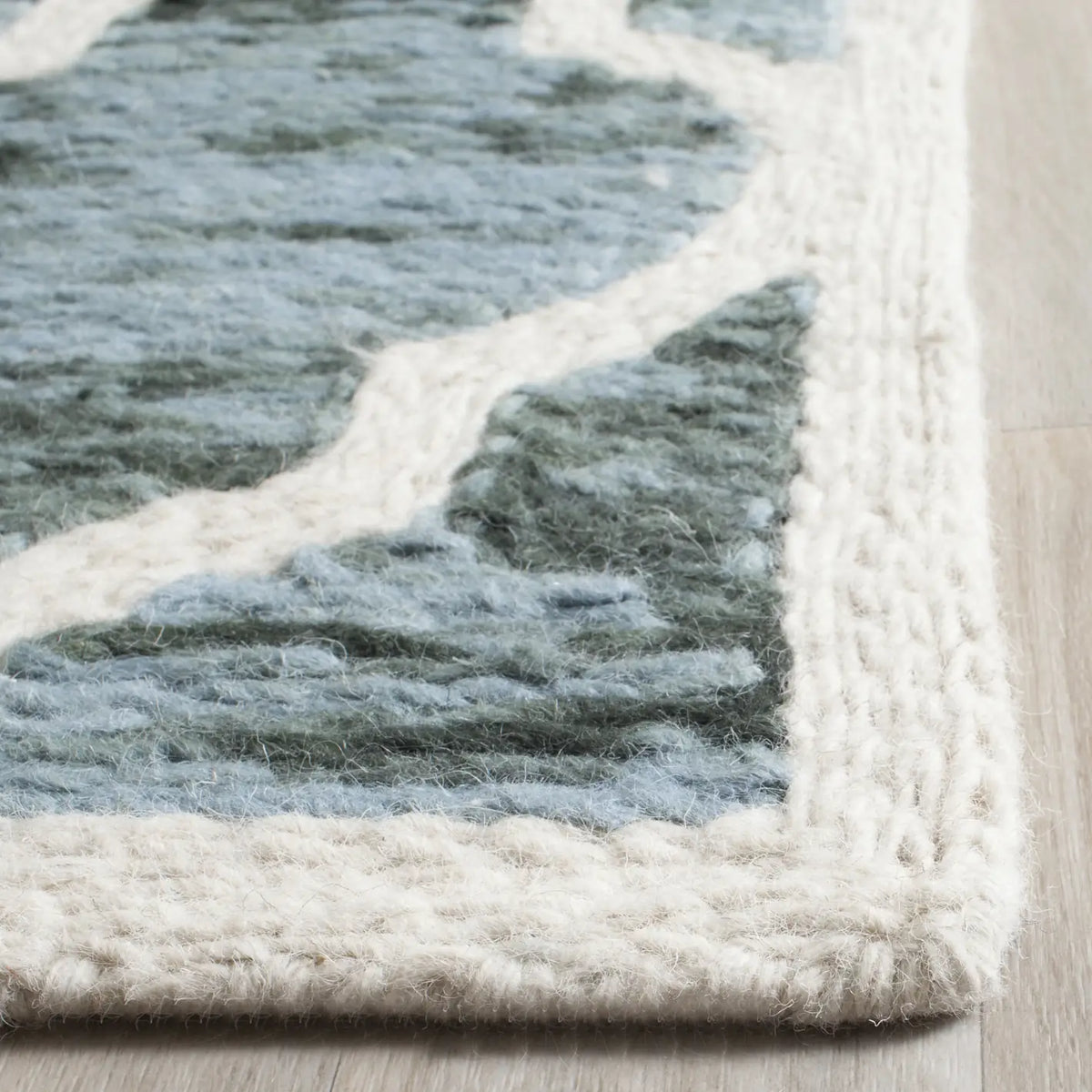 Safavieh Himalaya 8'-0" x 10'-0" Rug in Turquoise / Ivory