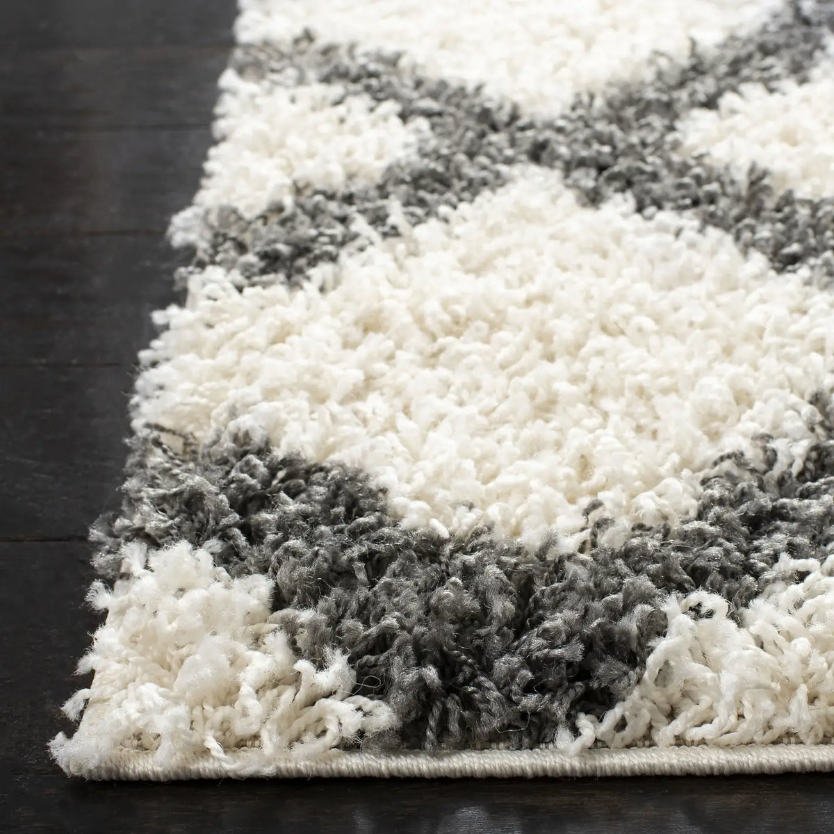 Safavieh Sgd-Dallas Shag 5'-1" x 7'-6" Rug in Ivory / Dark Grey