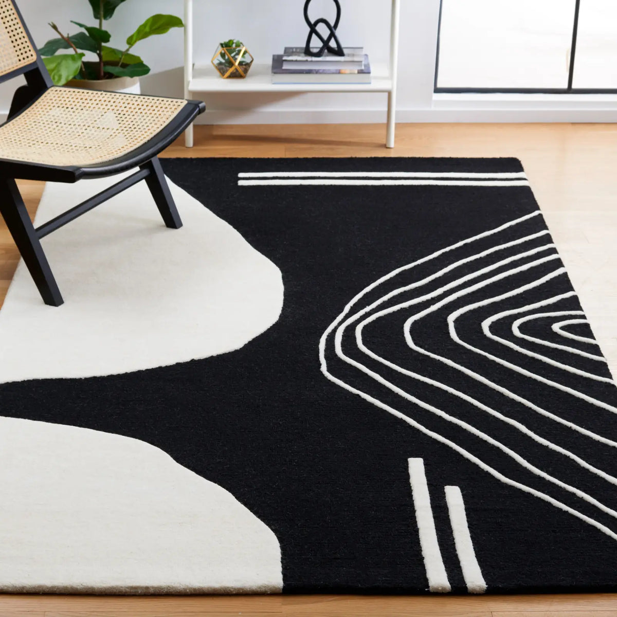 Safavieh Rodeo Drive 4'-0" x 6'-0" Rug in Black / Ivory