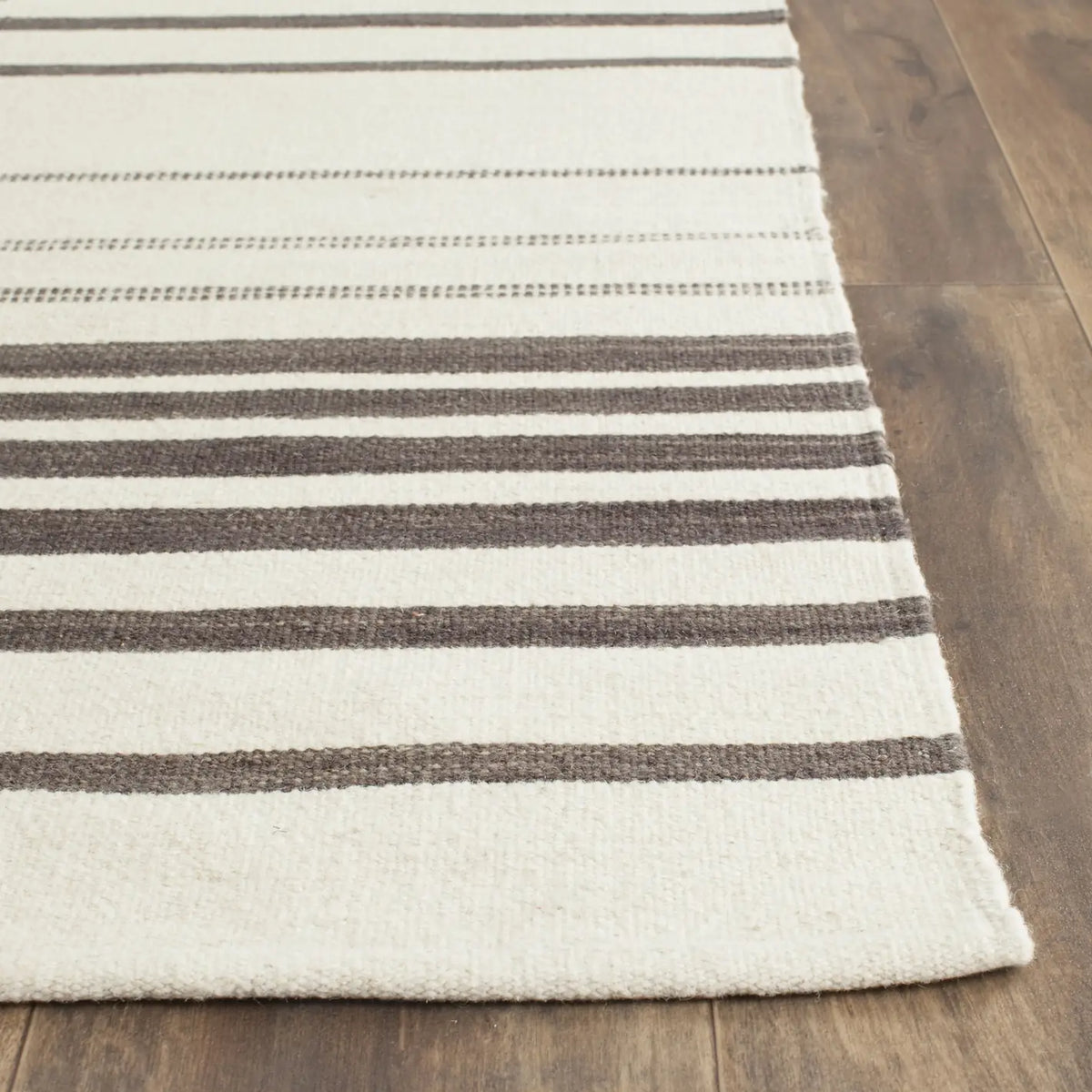 Safavieh Kilim 5'-0" x 8'-0" Rug in Dark Brown / Ivory