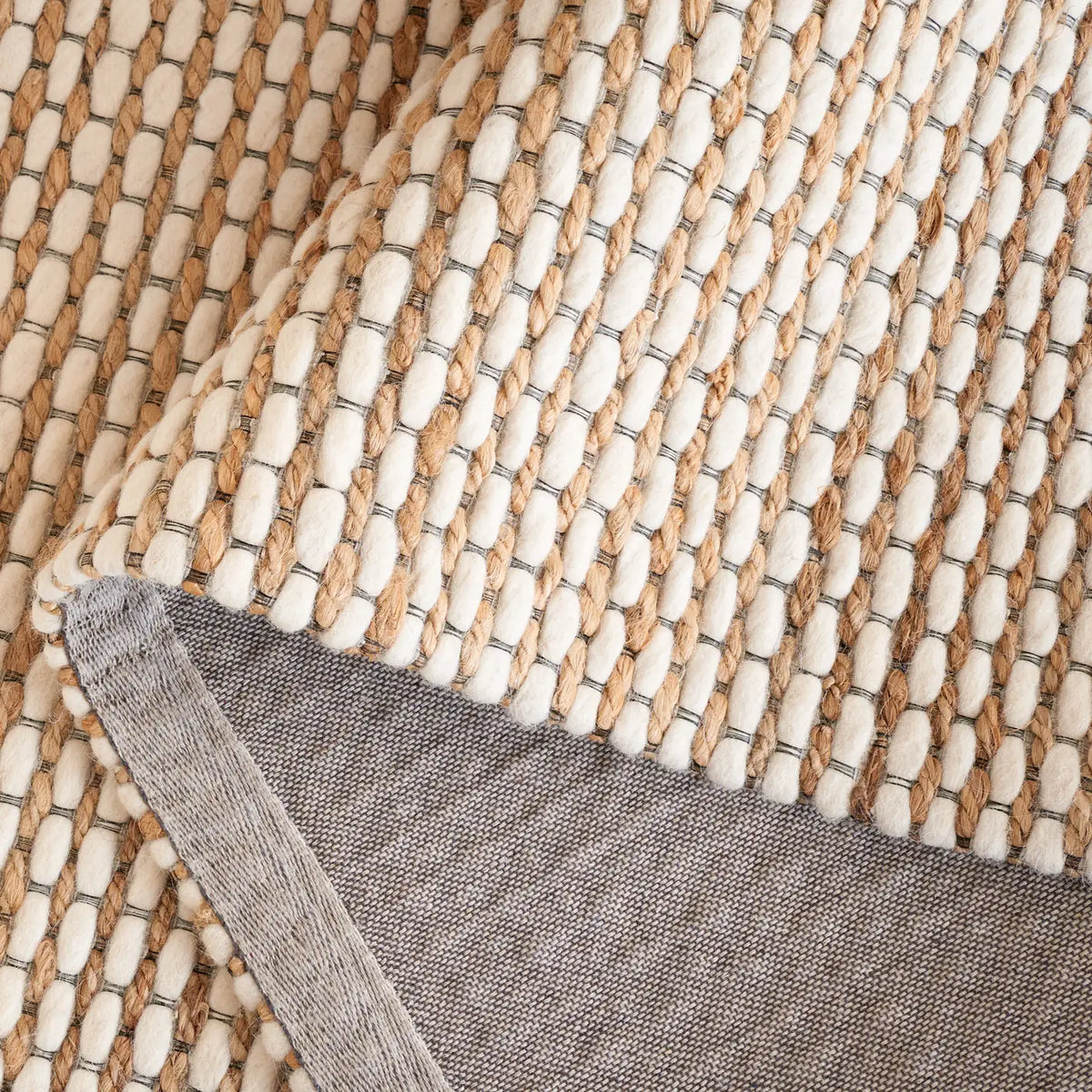 Safavieh Marbella 4'-0" x 6'-0" Rug in Brown / Natural