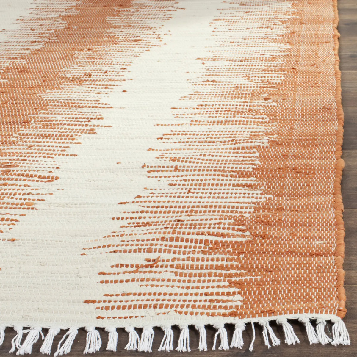 Safavieh Montauk 4'-0" x 6'-0" Rug in Orange