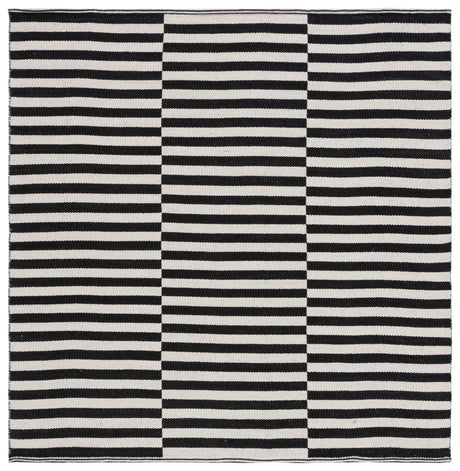 Safavieh Montauk 6'-0" x 6'-0" Rug in Ivory / Black