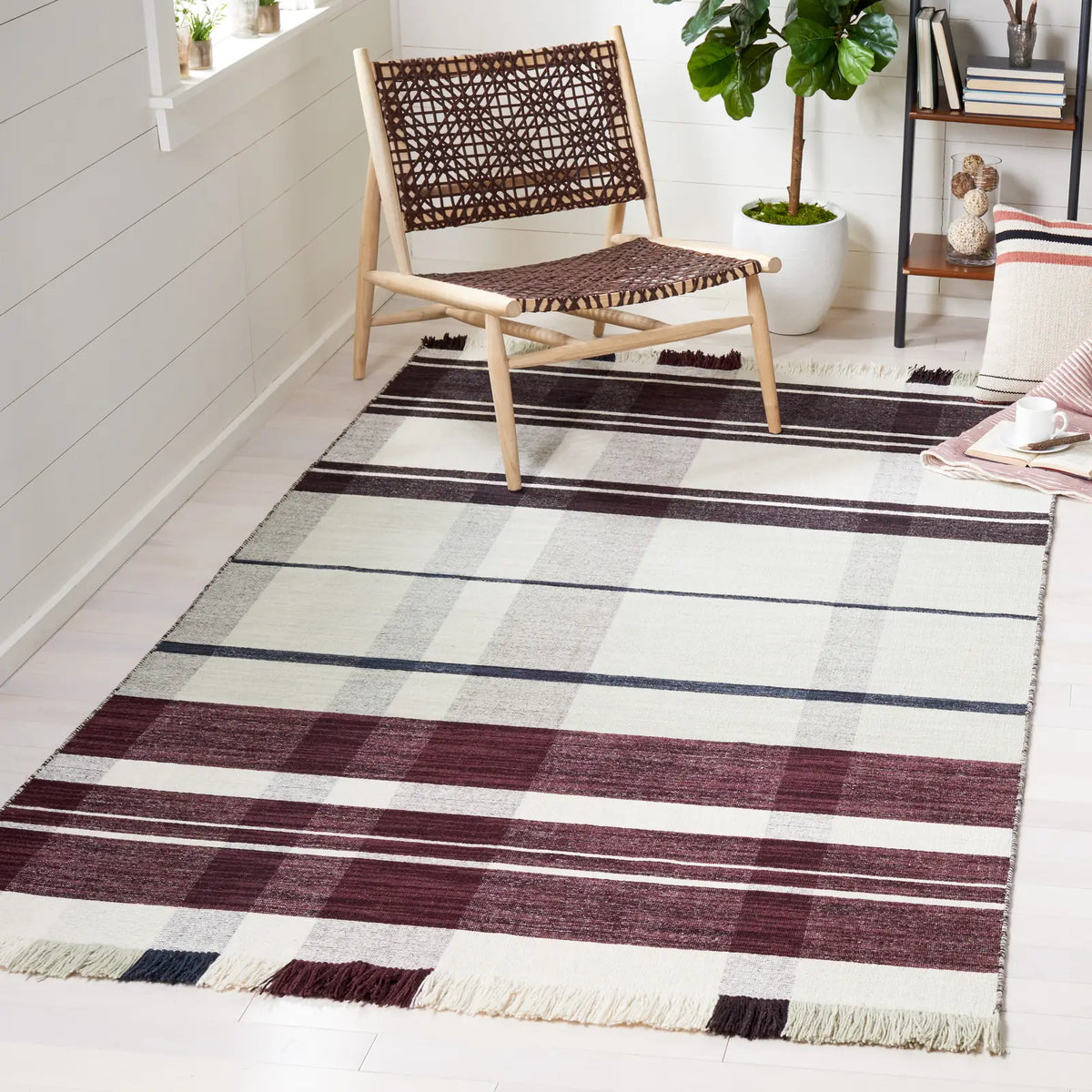 Safavieh Striped Kilim 4'-0" x 6'-0" Rug in Ivory / Grey