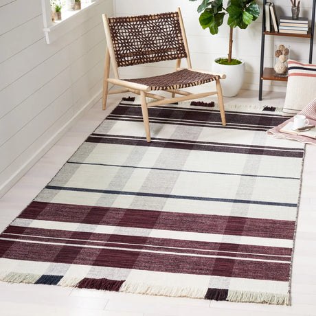 Safavieh Striped Kilim 4'-0" x 6'-0" Rug in Ivory / Grey