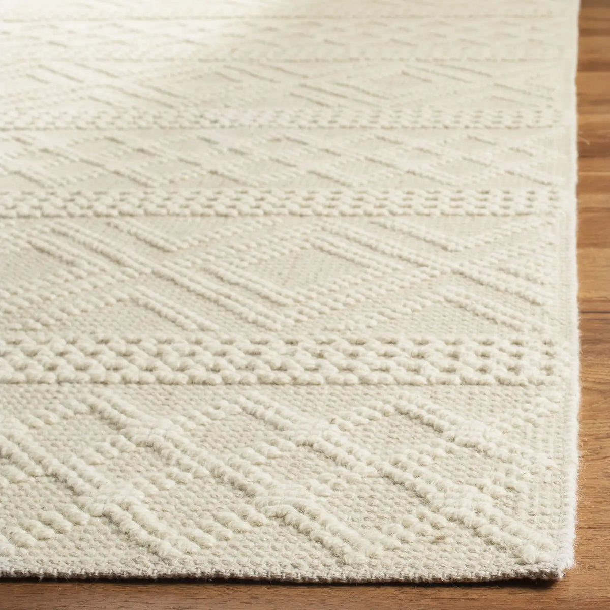 Safavieh Vermont 4'-0" x 6'-0" Rug in Ivory