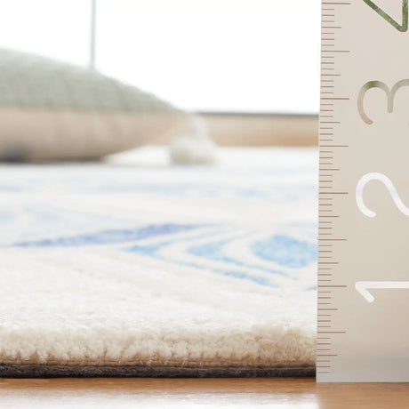 Safavieh Metro 4'-0" x 6'-0" Rug in Ivory / Blue
