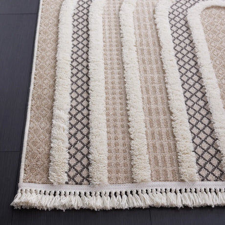 Safavieh Urban 4'-0" x 6'-0" Rug in Beige / Ivory