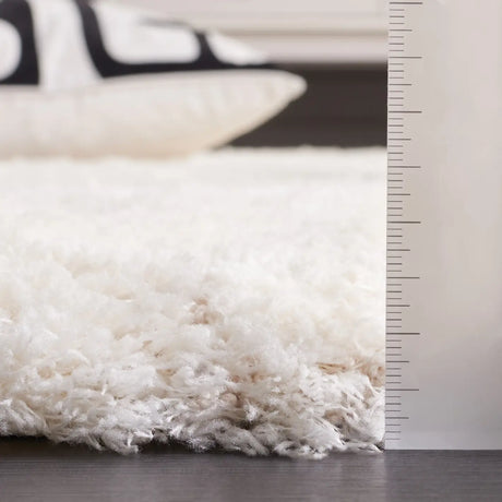 Safavieh Cloud Shag 4'-0" x 6'-0" Rug in Ivory / Grey