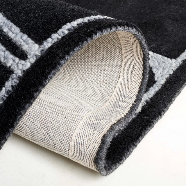 Safavieh Fifth Avenue 4'-0" x 6'-0" Rug in Black / Ivory