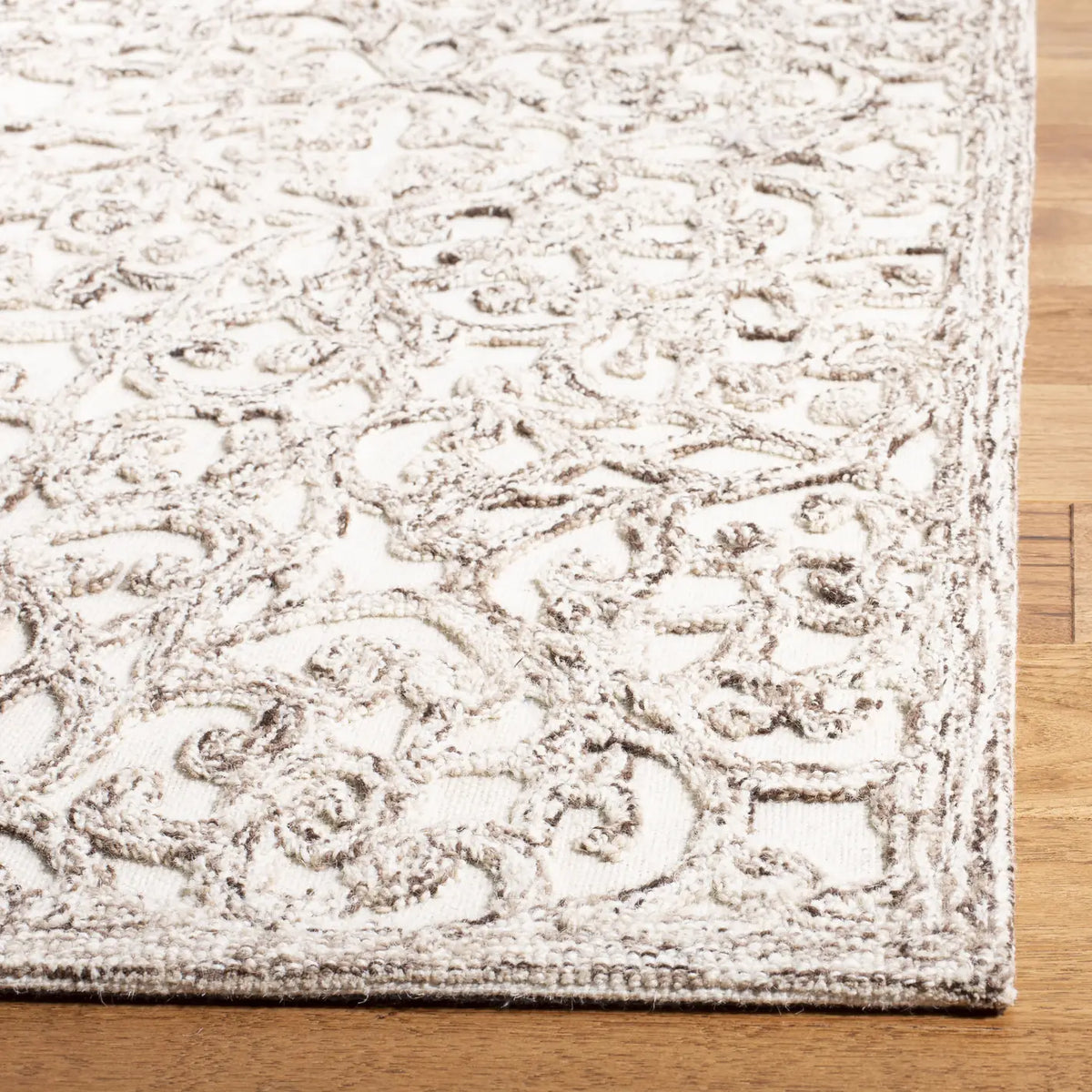 Safavieh Trace 4'-0" x 6'-0" Rug in Brown / Ivory