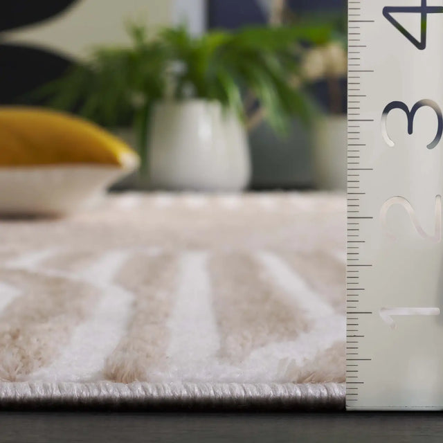 Safavieh Maya 4'-0" x 6'-0" Rug in Taupe / Ivory
