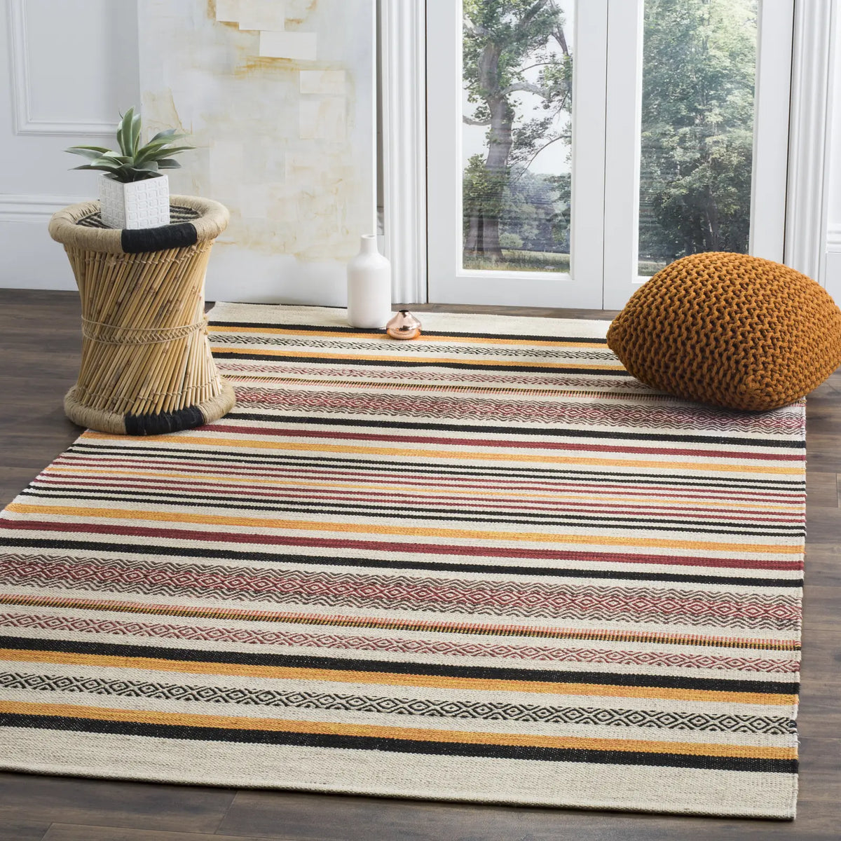 Safavieh Montauk 4'-0" x 6'-0" Rug in Red / Multi