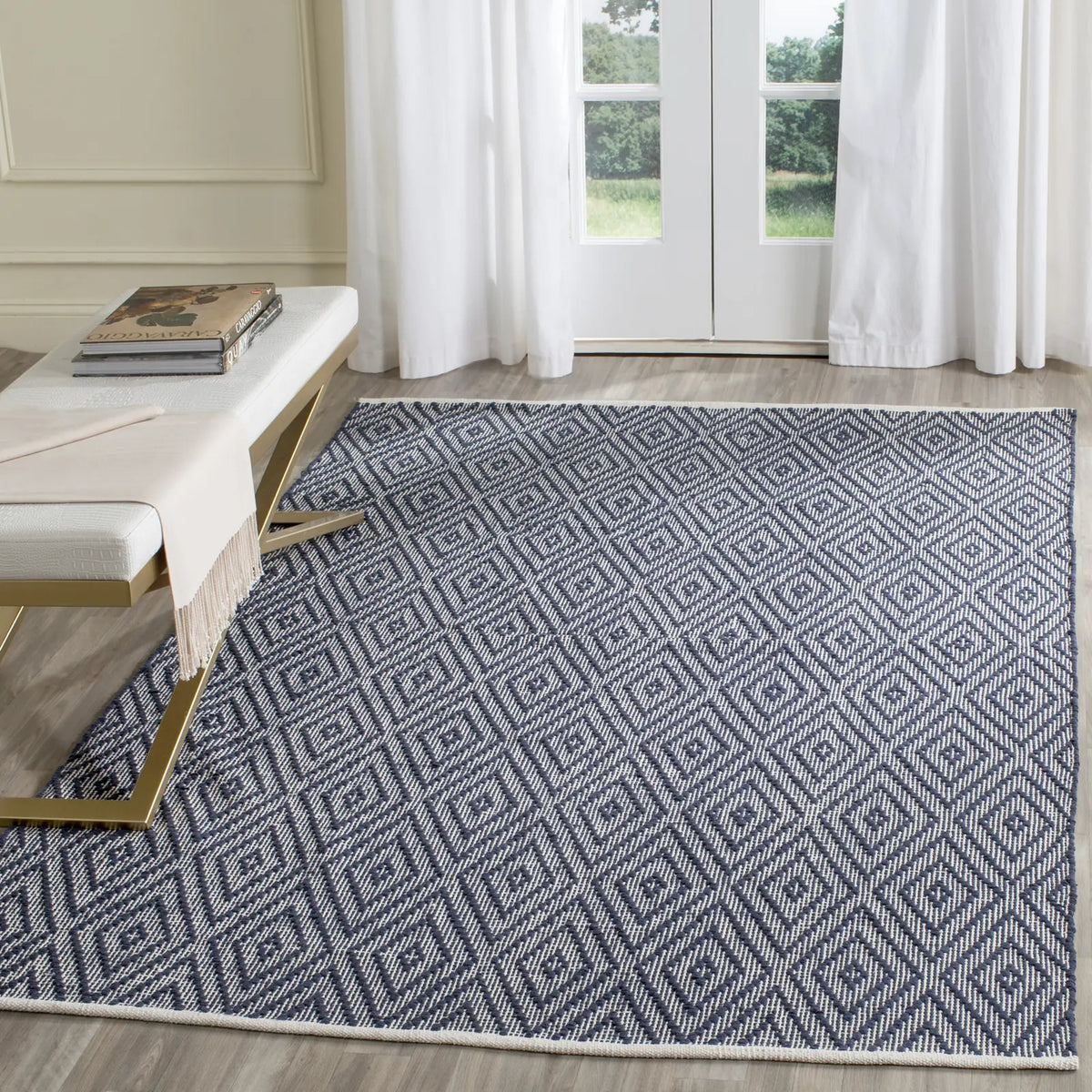 Safavieh Montauk 5'-0" x 7'-0" Rug in Navy / Ivory