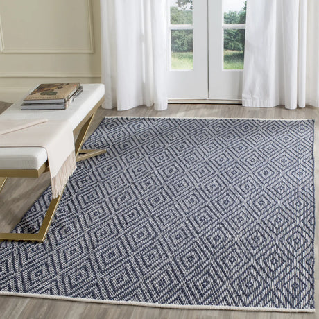Safavieh Montauk 5'-0" x 7'-0" Rug in Navy / Ivory