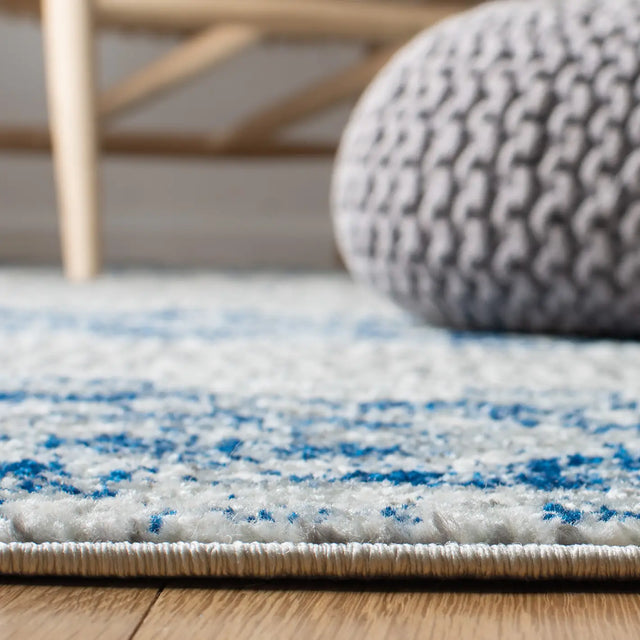 Safavieh Madison 700 4'-0" x 6'-0" Rug in Silver / Navy