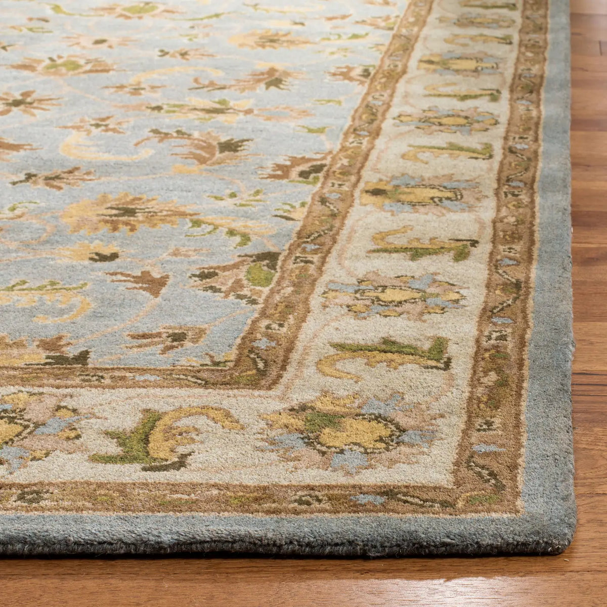 Safavieh Heritage 4'-0" x 6'-0" Rug in Light Blue / Beige