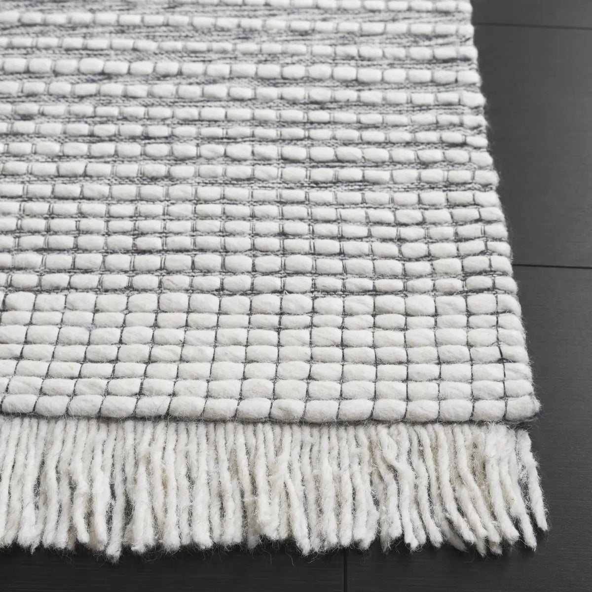 Safavieh Marbella 4'-0" x 6'-0" Rug in Ivory / Black