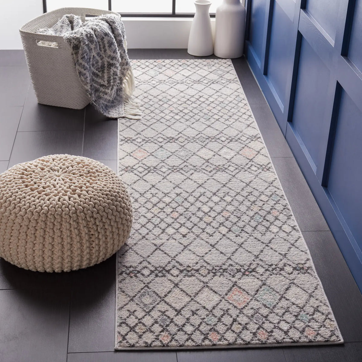 Safavieh Amsterdam 2'-3" x 8'-0" Rug in Grey / Ivory