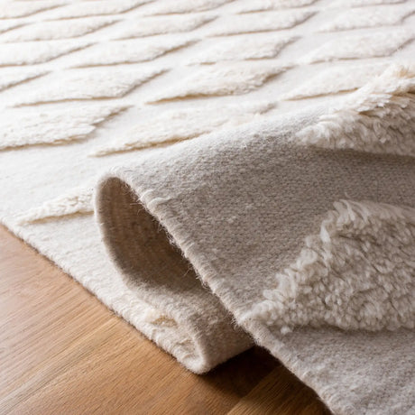 Safavieh Casablanca 6'-0" x 9'-0" Rug in Ivory